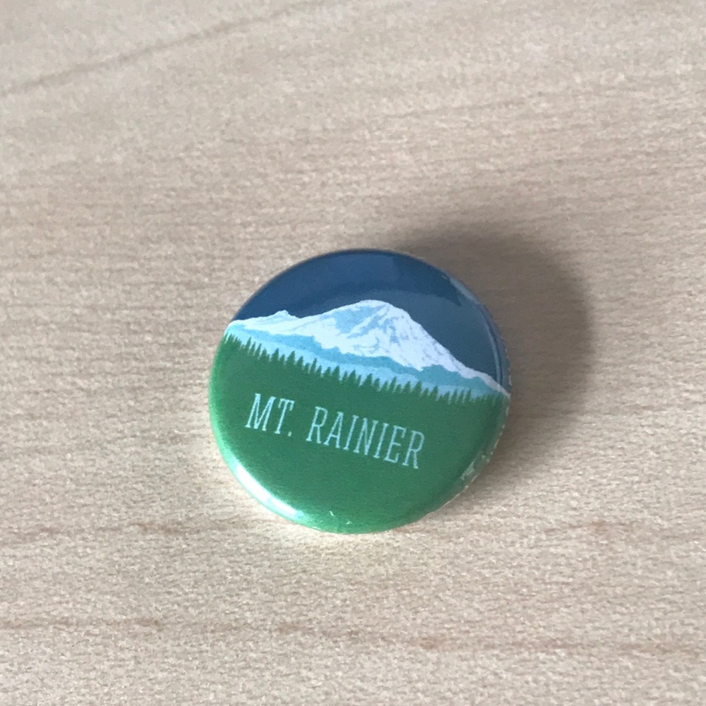 💝 10/$10 💝 MT. RAINIER 2.5 cm Metal Pin